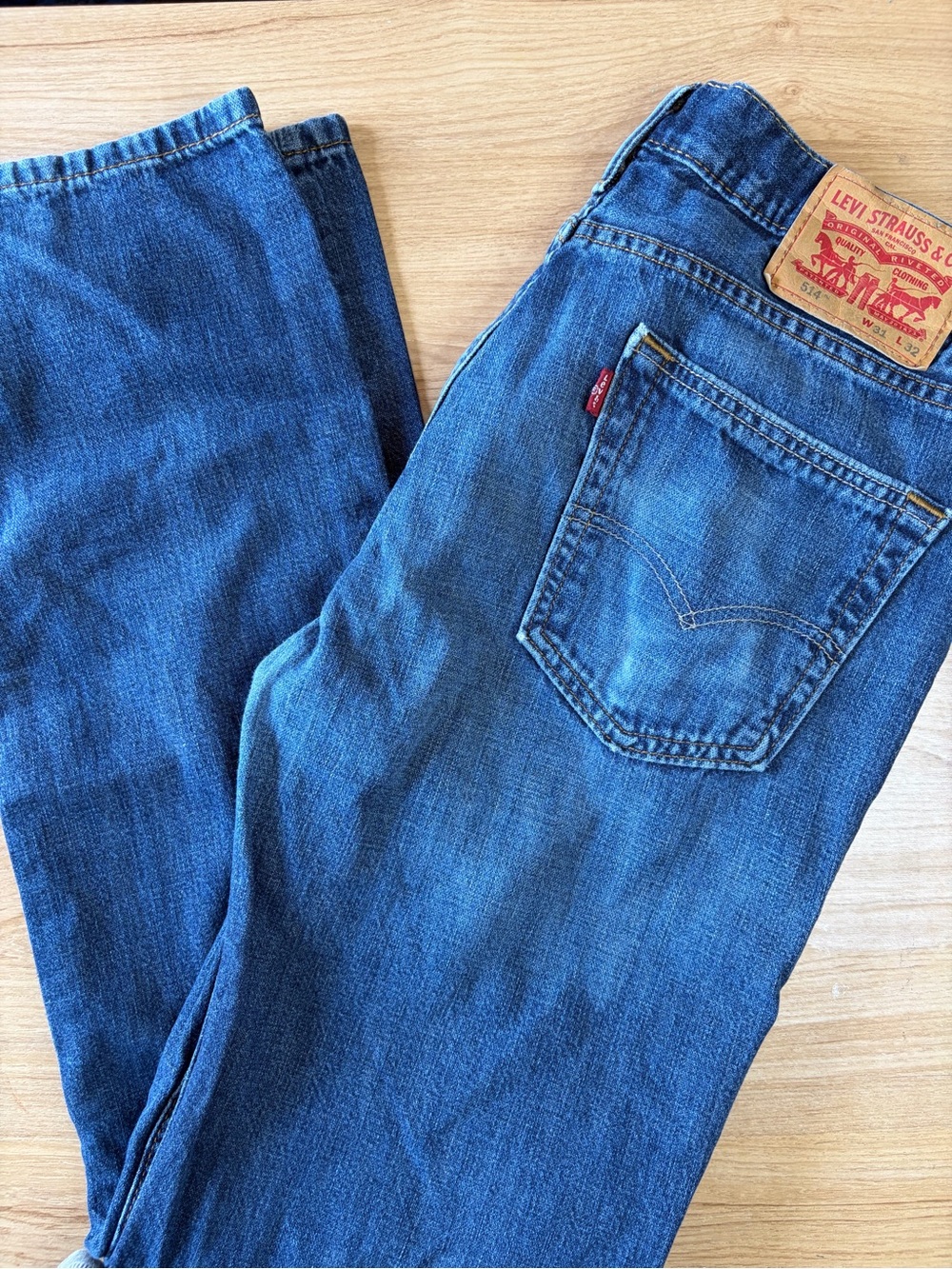 Levi’s 514 Straight Fit Distressed Medium Wash Blue Jeans Men’s W31 L32